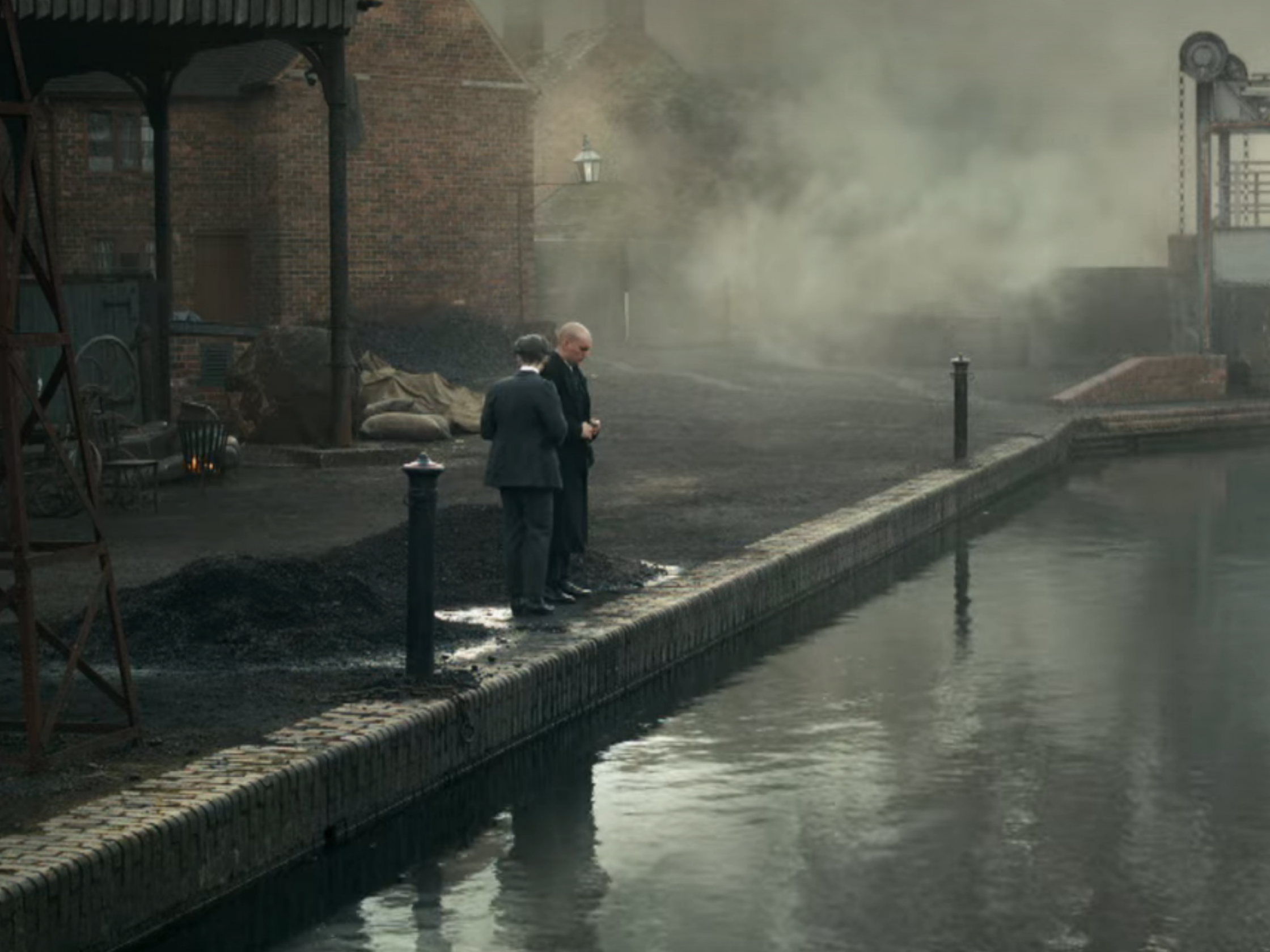 Das Bild zeigt den Hafen von Small Heath, dem Stadtteil von Birmingham, in dem die Serie spielt. Der Himmel und das Wasser sind grau, es steigt Nebel auf.
